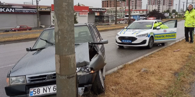 Samsun Çarşamba’da Direğe Çarpan Otomobil